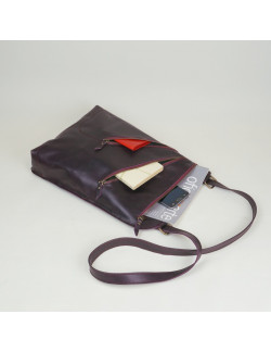 Octavia en color berenjena cosida en burdeos