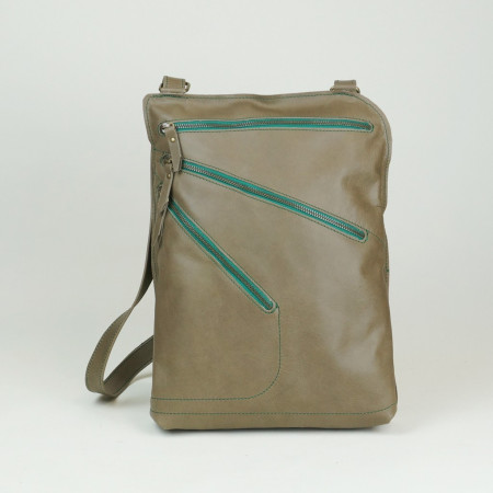 Octavia en color gris cosida en verde oscuro