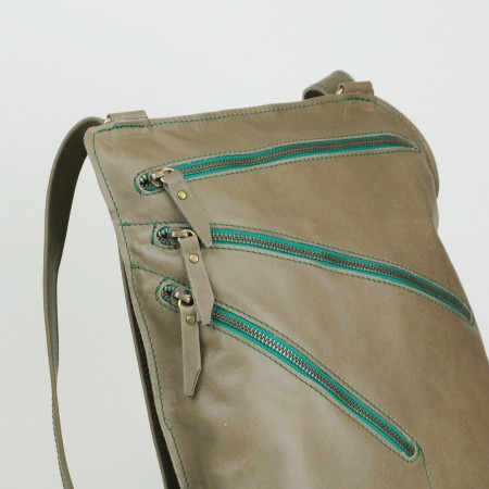 Octavia en color gris cosida en verde oscuro