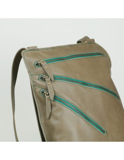 Octavia en color gris cosida en verde oscuro