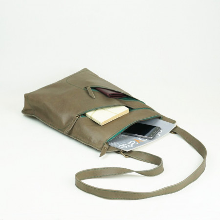 Octavia en color gris cosida en verde oscuro