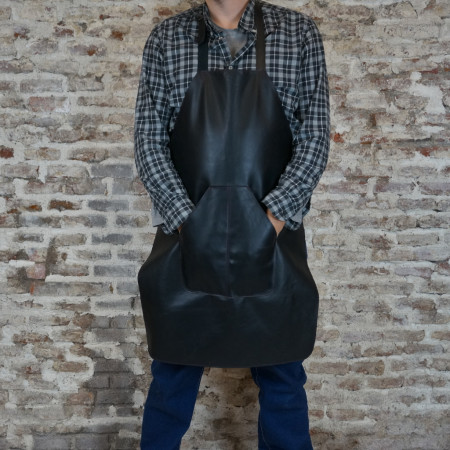 Delantal en negro cosido en negro