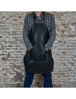 Delantal en negro cosido en negro