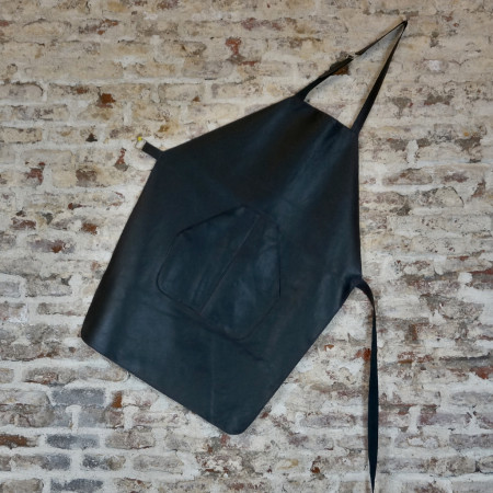 Delantal en negro cosido en negro