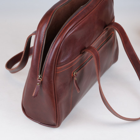 Carlota en color tabaco cosida en naranja