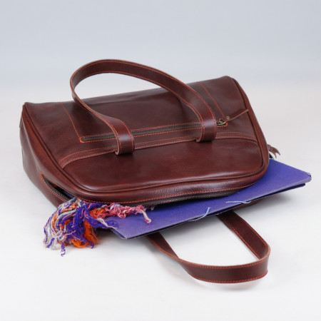 Carlota en color tabaco cosida en naranja