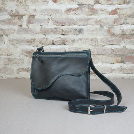 Gabi en negro cosido en turquesa