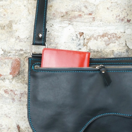 Gabi en negro cosido en turquesa