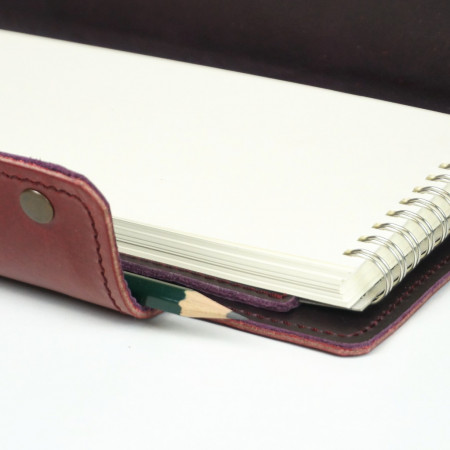 Reporter en color cereza combinado con berenjena en el interior