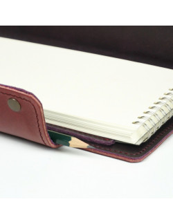 Reporter en color cereza combinado con berenjena en el interior