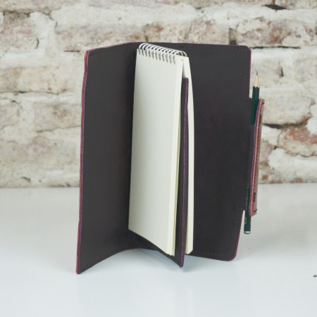 Reporter en color cereza combinado con berenjena en el interior