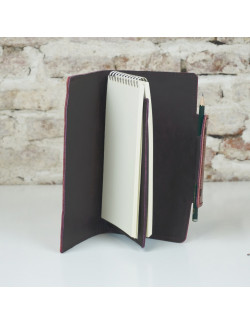 Reporter en color cereza combinado con berenjena en el interior