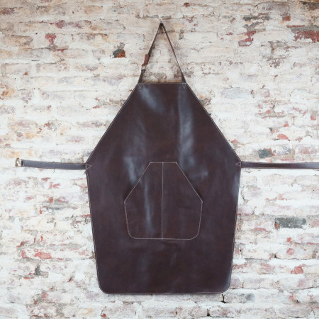 Delantal en marrón oscuro cosido en crudo