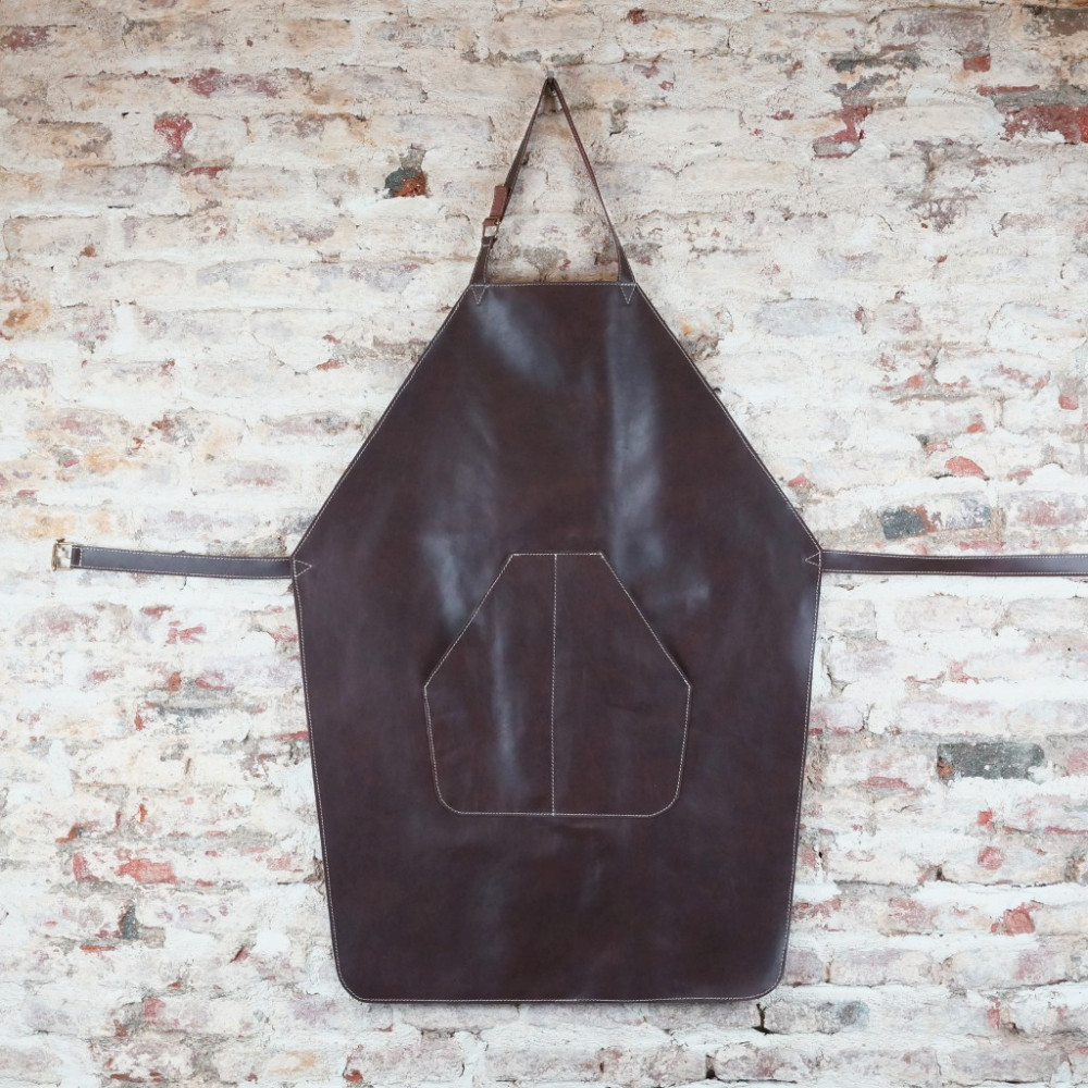 Delantal en marrón oscuro cosido en crudo