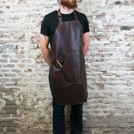 Delantal en marrón oscuro cosido en crudo