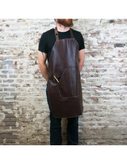 Delantal en marrón oscuro cosido en crudo