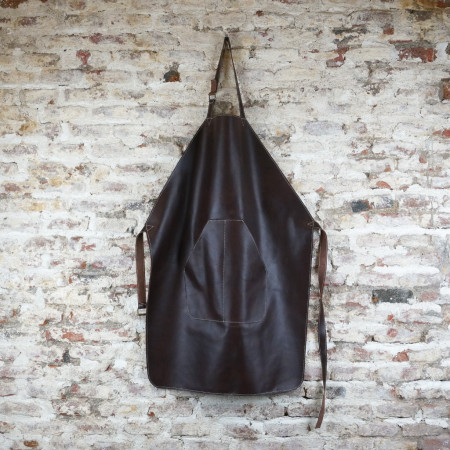 Delantal en marrón oscuro cosido en crudo