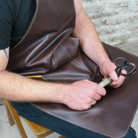 Delantal en marrón oscuro cosido en crudo