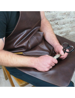 Delantal en marrón oscuro cosido en crudo