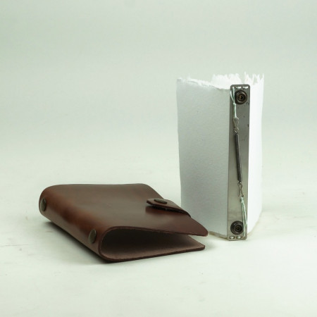 Piel i Papel 001 en color tabaco