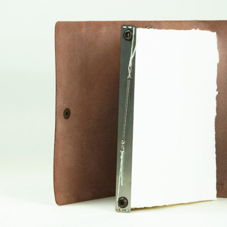 Piel i Papel 002 en color tabaco